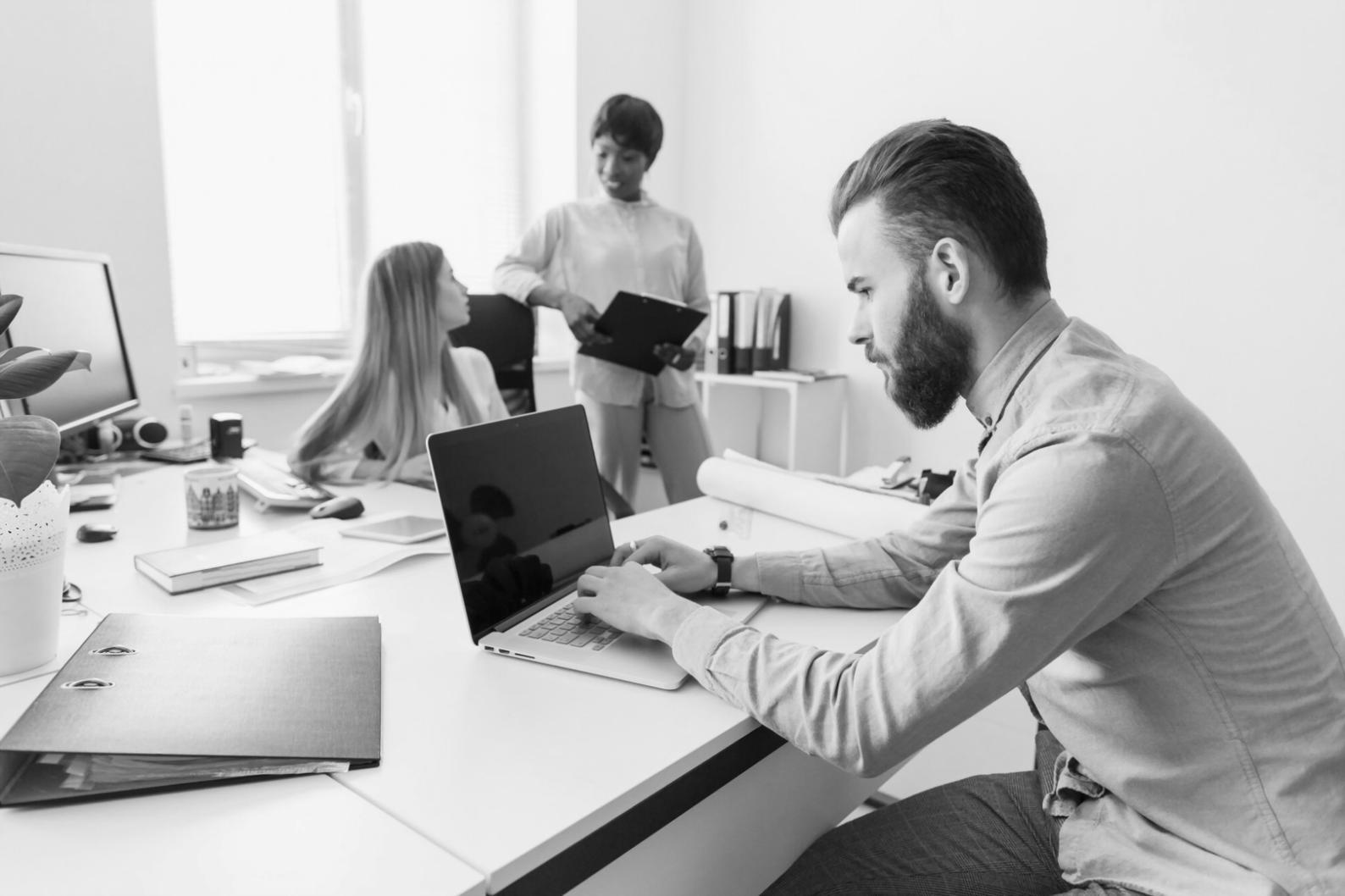 Studierende arbeiten gemeinsam an einem innovativen Finanzprojekt